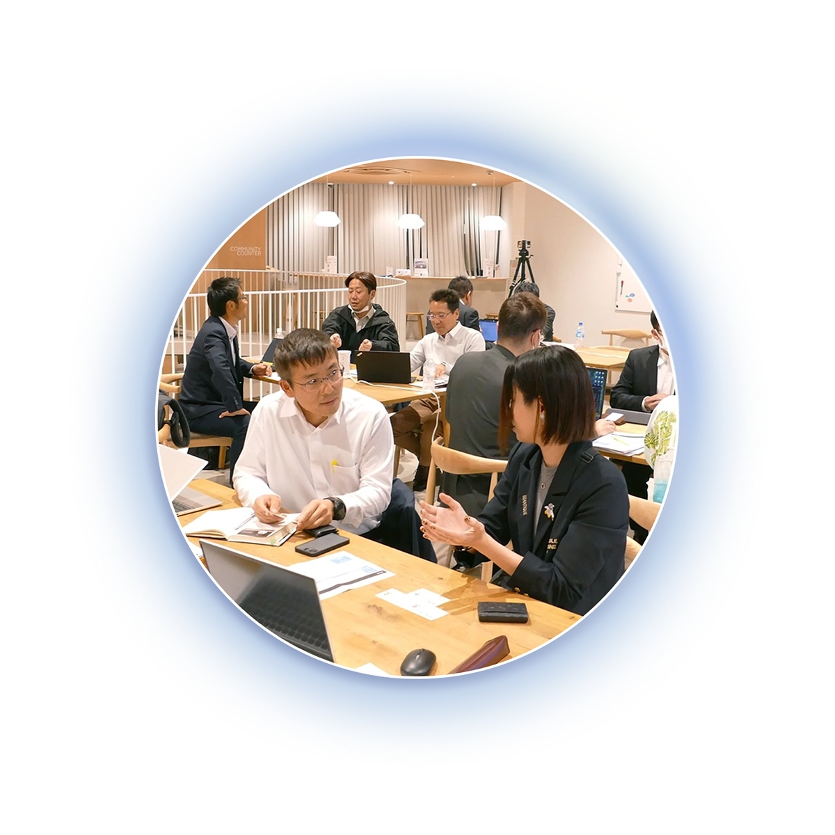 ワークショップで女性と男性がディスカッションしているイメージ