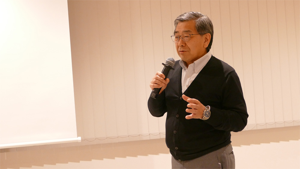 今後のアクションプランをプレゼンする阪和電子工業・長谷部会長