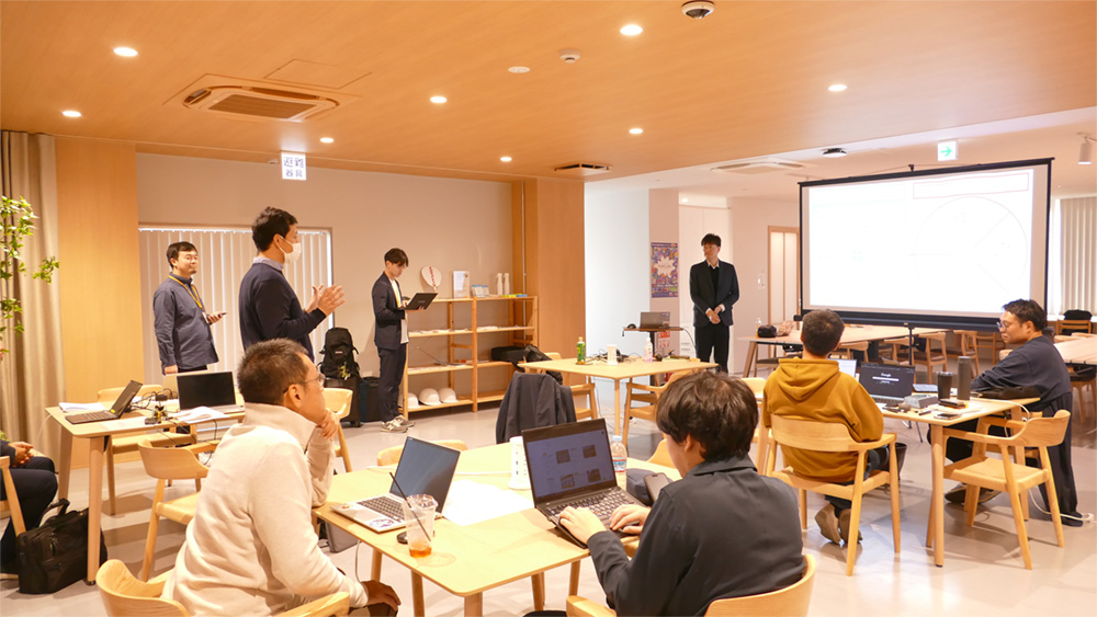 発表したアイデアについて意見交換をする様子